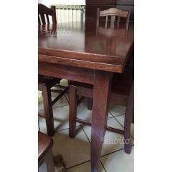 Tavolo in legno molto robusto + 4 sedie