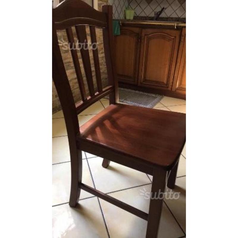 Tavolo in legno molto robusto + 4 sedie